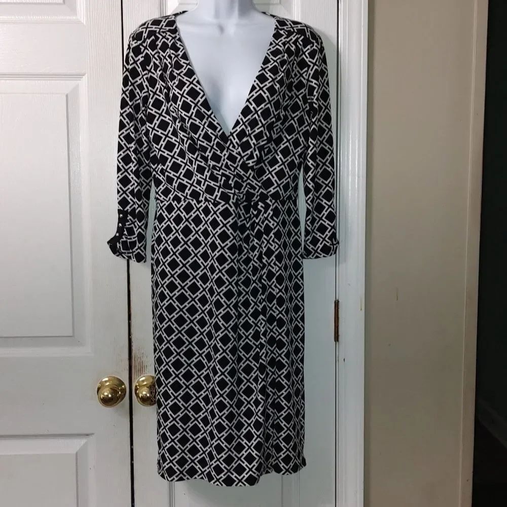 White House Black Market black white geometrical v neck faux wrap dress Sz 6